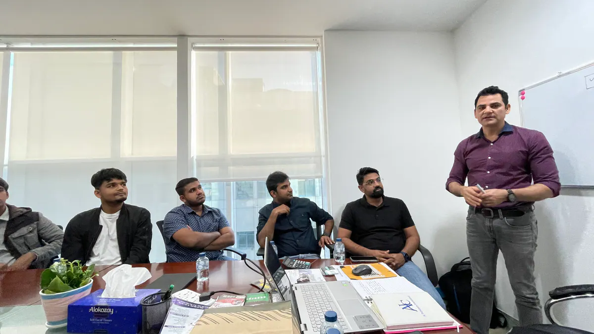 A founder sharing a practical challenge during a focused Global Syndicate room